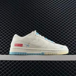 नाइके x Supreme Dunk Low Off-White और Light Blue लाइफस्टाइल स्नीकर