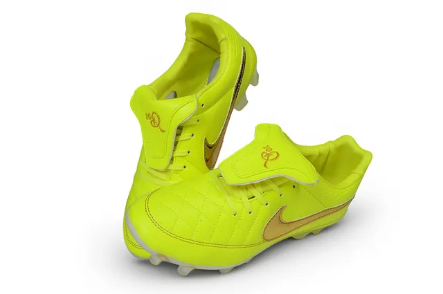 Chaussures de football Nike en cuir matelassé jaune or, Swoosh métallique pour terrain ferme 2