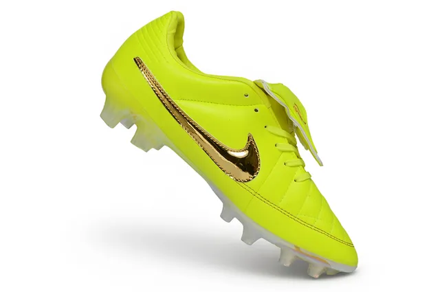 Chaussures de football Nike en cuir matelassé jaune or, Swoosh métallique pour terrain ferme 3