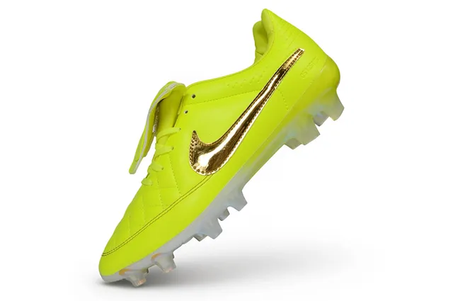 Chaussures de football Nike en cuir matelassé jaune or, Swoosh métallique pour terrain ferme 4