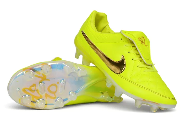 Chaussures de football Nike en cuir matelassé jaune or, Swoosh métallique pour terrain ferme 5