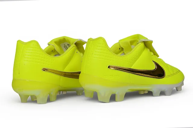 Chaussures de football Nike en cuir matelassé jaune or, Swoosh métallique pour terrain ferme 6
