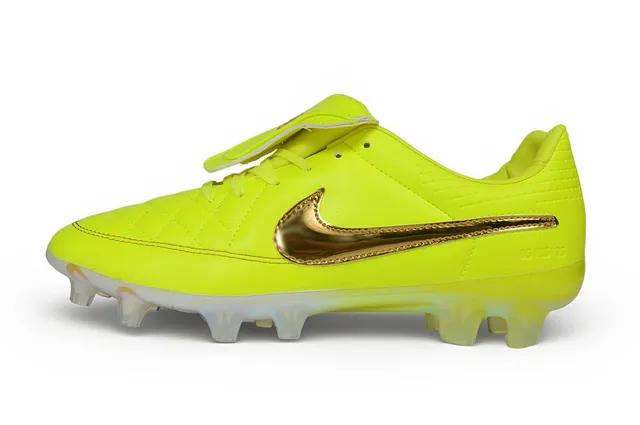 Chaussures de football Nike en cuir matelassé jaune or, Swoosh métallique pour terrain ferme 7