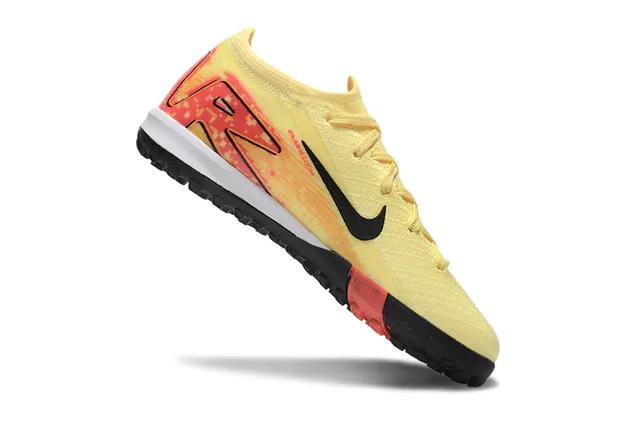 Chaussures de football Nike avec upper en knit jaune orange, overlay graphique gradient, turf 2