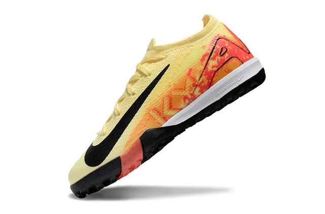 Chaussures de football Nike avec upper en knit jaune orange, overlay graphique gradient, turf 3