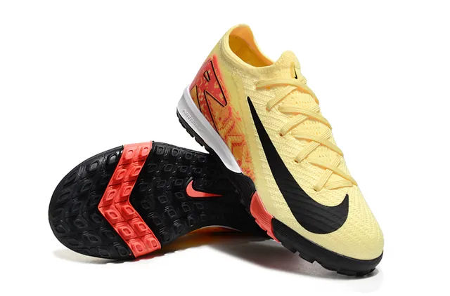 Chaussures de football Nike avec upper en knit jaune orange, overlay graphique gradient, turf 4