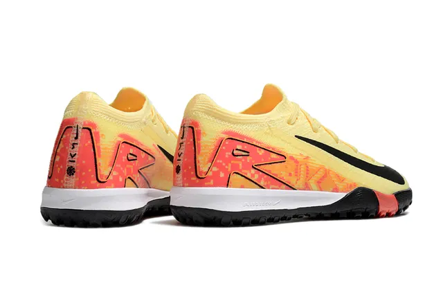 Chaussures de football Nike avec upper en knit jaune orange, overlay graphique gradient, turf 5