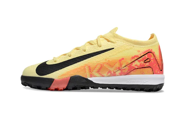 Chaussures de football Nike avec upper en knit jaune orange, overlay graphique gradient, turf 7