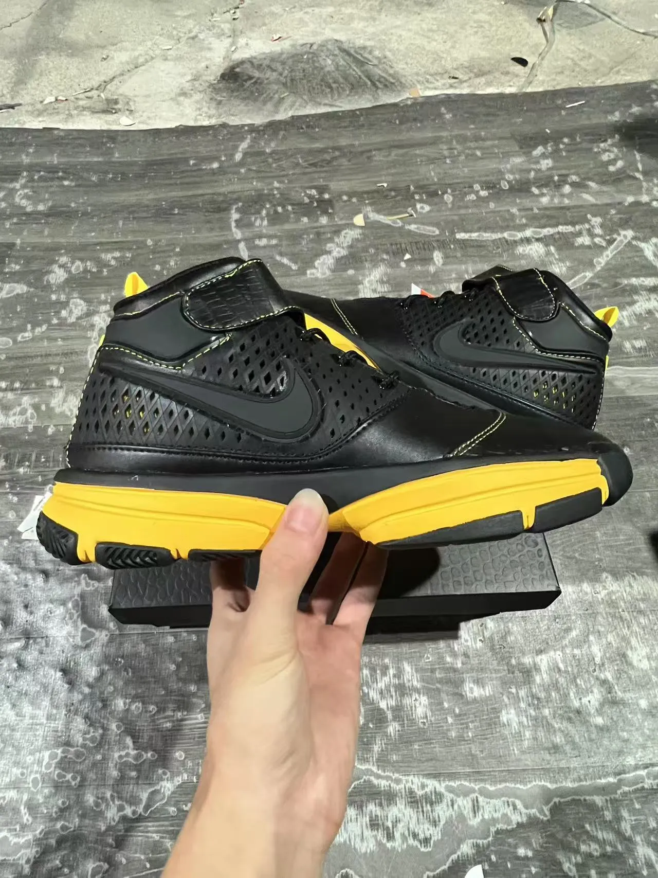 Nike Zoom Kobe IV Black Yellow Basketball Shoes 7