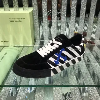 Off-White Arrow sneakers lifestyle noirs avec panneau rayé diagonal et logo bleu