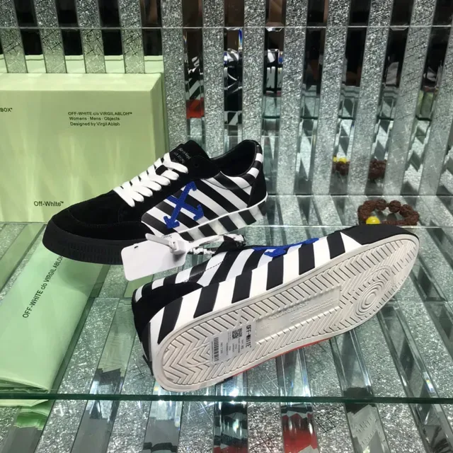 Off-White Arrow sneakers lifestyle noirs avec panneau rayé diagonal et logo bleu 2