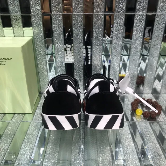 Off-White Arrow sneakers lifestyle noirs avec panneau rayé diagonal et logo bleu 3