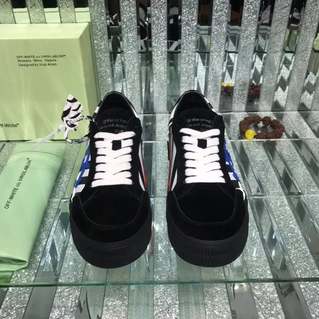 Off-White Arrow sneakers lifestyle noirs avec panneau rayé diagonal et logo bleu 4