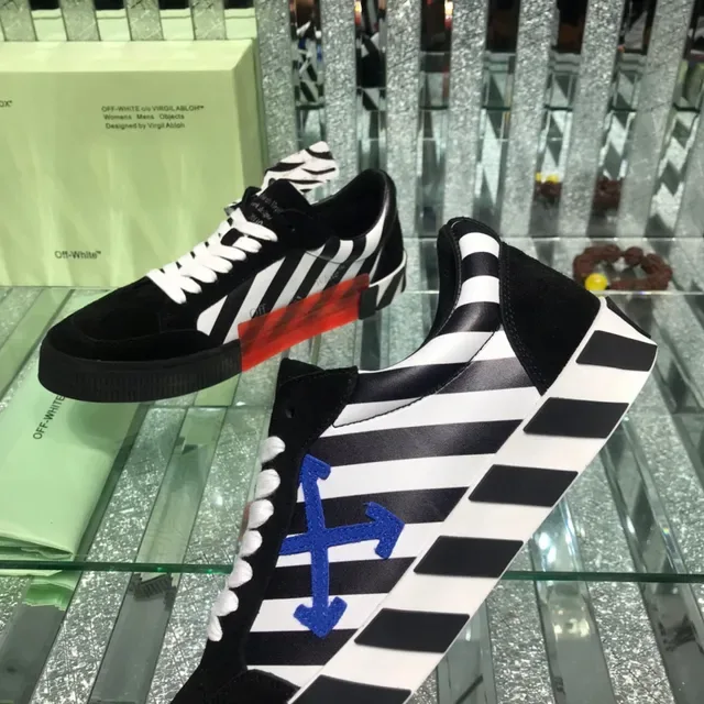 Off-White Arrow sneakers lifestyle noirs avec panneau rayé diagonal et logo bleu 5