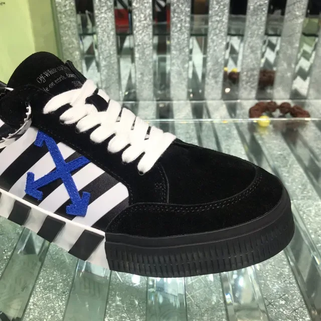 Off-White Arrow sneakers lifestyle noirs avec panneau rayé diagonal et logo bleu 6