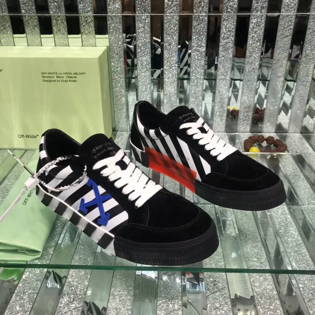 Off-White Arrow sneakers lifestyle noirs avec panneau rayé diagonal et logo bleu 7