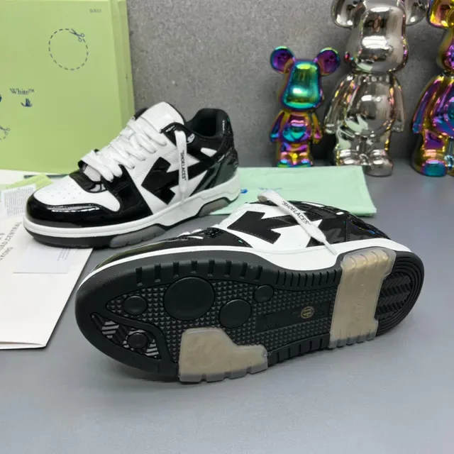 Off-White Tênis Lifestyle com Logotipo de Flecha Diagonal Preta em Couro Patentado com Overlays 2