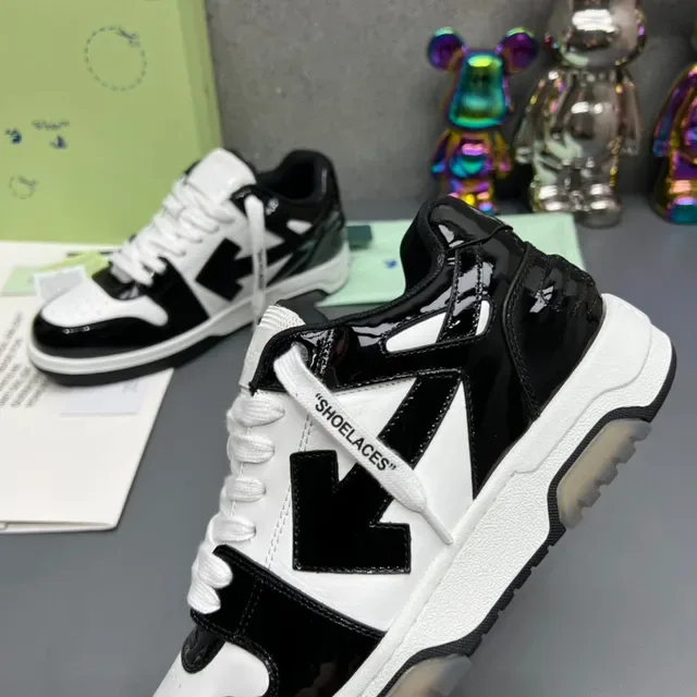 Off-White Tênis Lifestyle com Logotipo de Flecha Diagonal Preta em Couro Patentado com Overlays 3