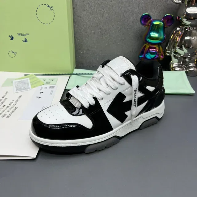 Off-White Tênis Lifestyle com Logotipo de Flecha Diagonal Preta em Couro Patentado com Overlays 4