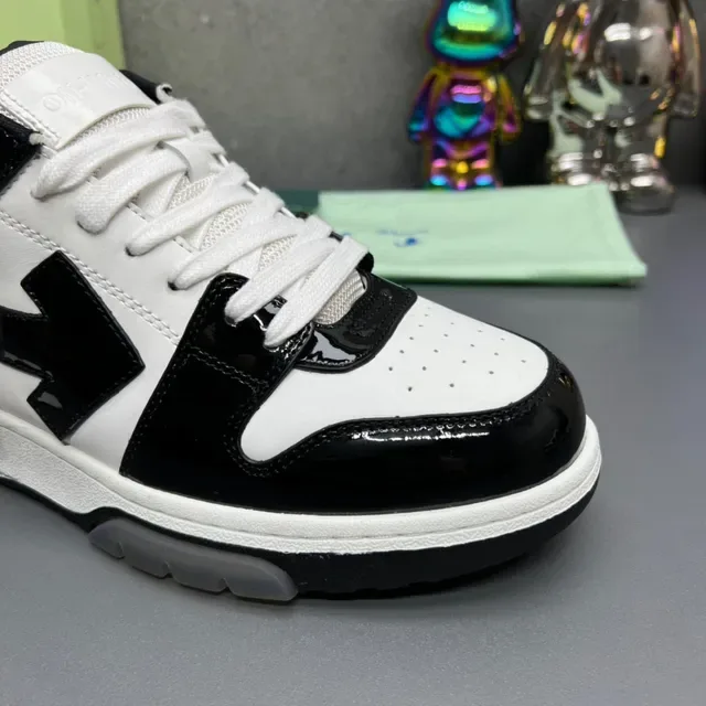 Off-White Tênis Lifestyle com Logotipo de Flecha Diagonal Preta em Couro Patentado com Overlays 5
