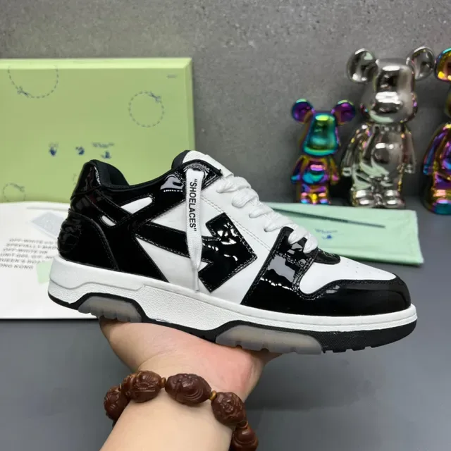 Off-White Tênis Lifestyle com Logotipo de Flecha Diagonal Preta em Couro Patentado com Overlays 6
