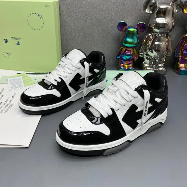 Off-White Tênis Lifestyle com Logotipo de Flecha Diagonal Preta em Couro Patentado com Overlays 7