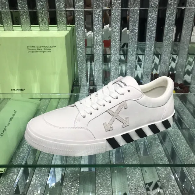 Off-White أحذية رياضية لايف ستايل أسود تصميم صناعي شعار سهم قطري 4