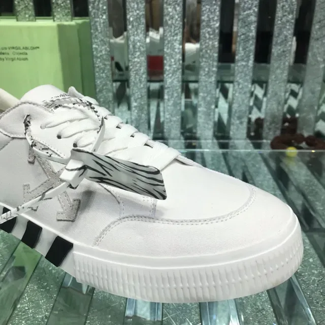 Off-White أحذية رياضية لايف ستايل أسود تصميم صناعي شعار سهم قطري 7
