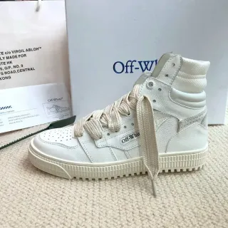 Off-White हाई-टॉप लाइफस्टाइल स्निकार बेईज पर्फोरेटेड टो लाइफस्टाइल स्निकार
