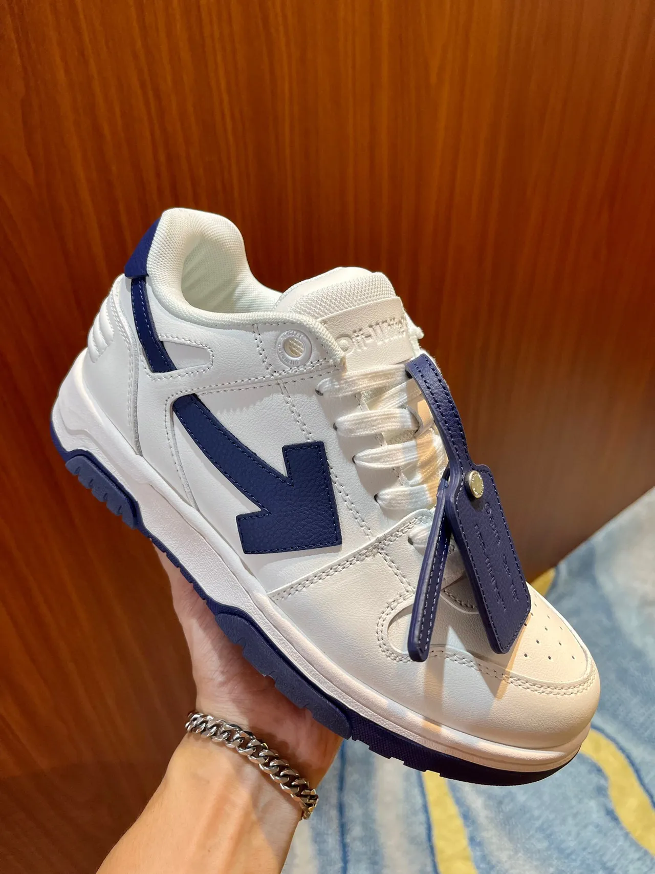 Off-White Bleu marine Flèche diagonal Logo industriel Attache zip-tie Étiquette Style de vie Sneakers 1