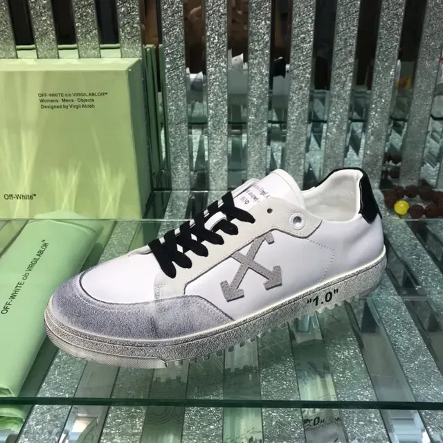 Off-White The Ten Sneakers Lifestyle Usés avec Logo de Fleche Blanc 5