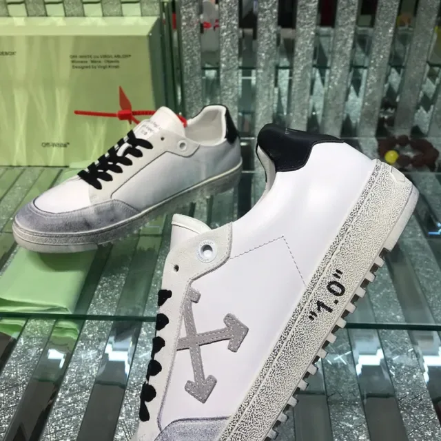 Off-White The Ten Sneakers Lifestyle Usés avec Logo de Fleche Blanc 6