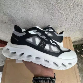 On Cloudmonster Zapatillas negras y blancas de malla chunky