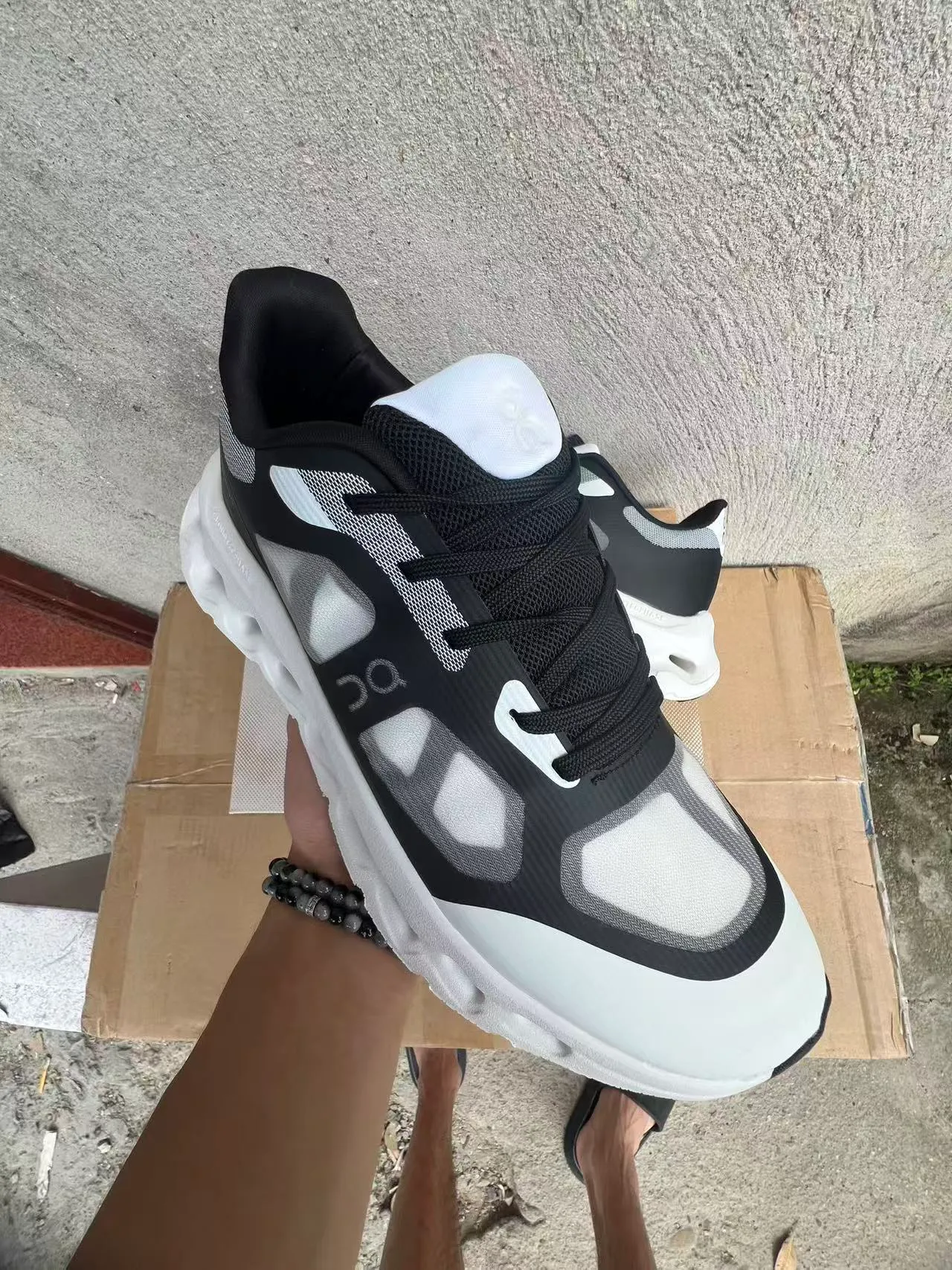 On Cloudmonster Zapatillas negras y blancas de malla chunky 2