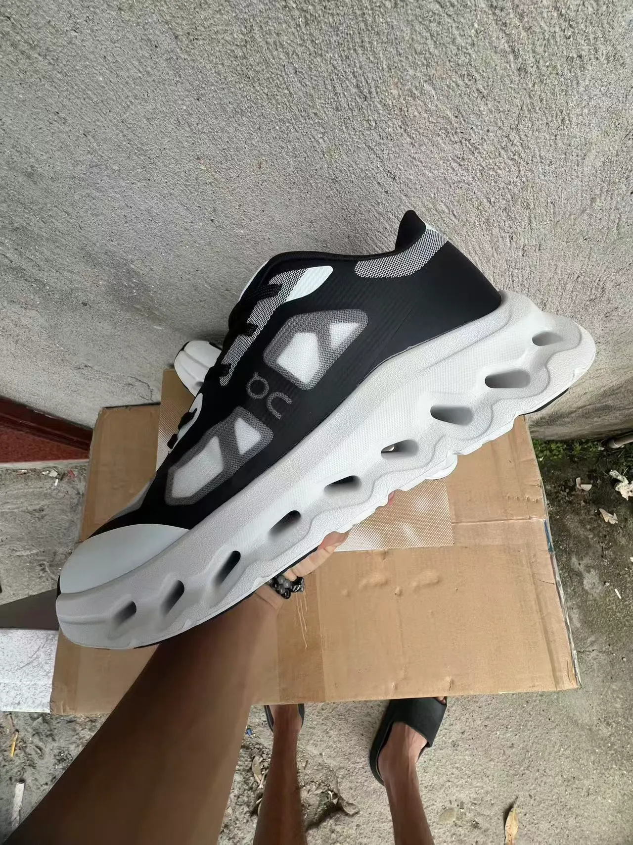 On Cloudmonster Zapatillas negras y blancas de malla chunky 5