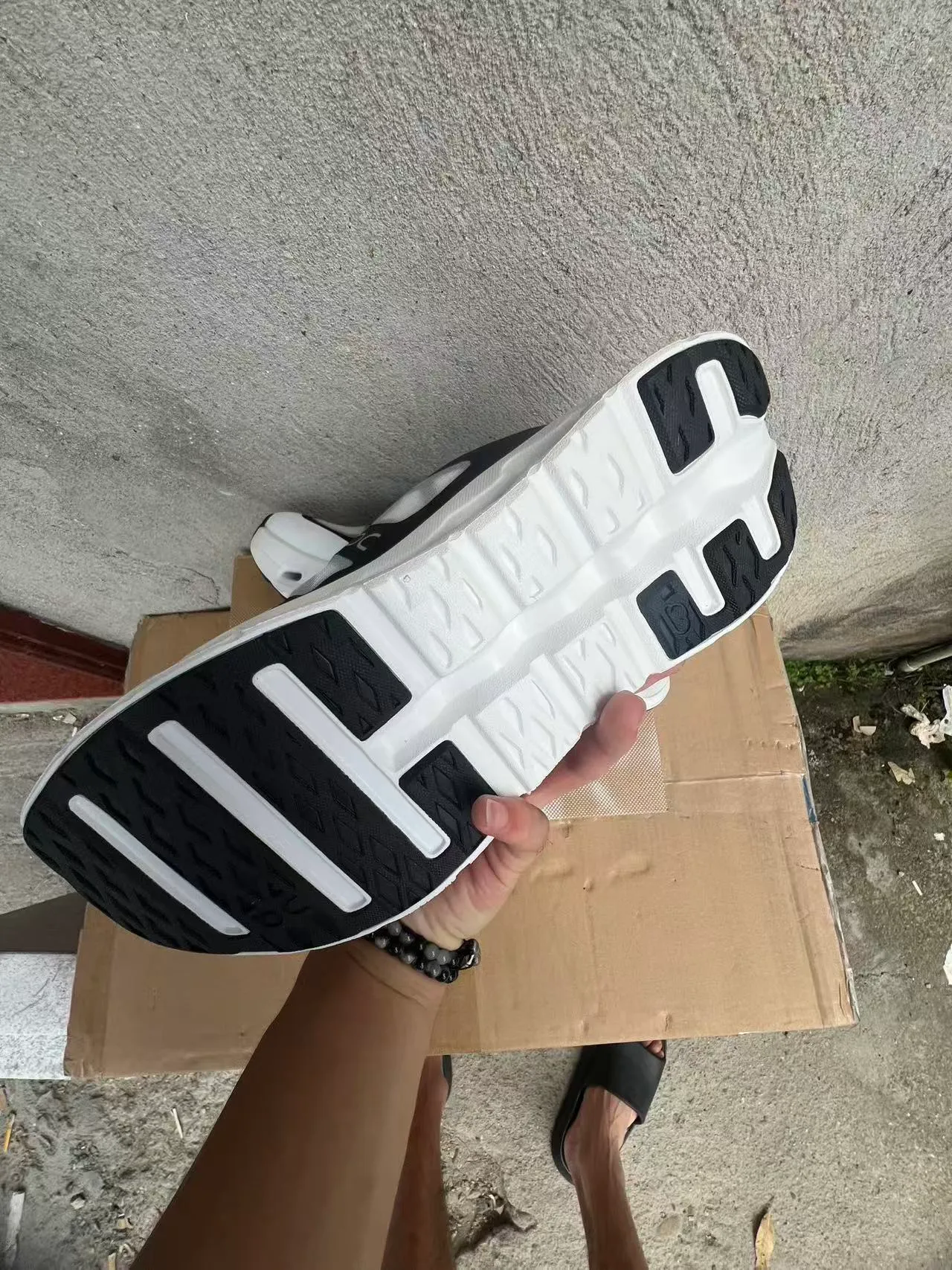 On Cloudmonster Zapatillas negras y blancas de malla chunky 6