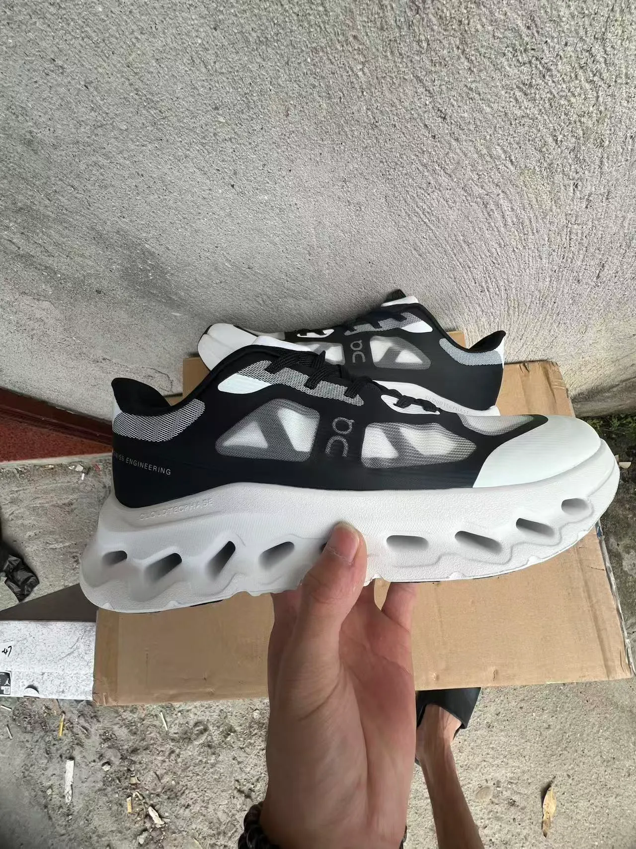 On Cloudmonster Zapatillas negras y blancas de malla chunky 7