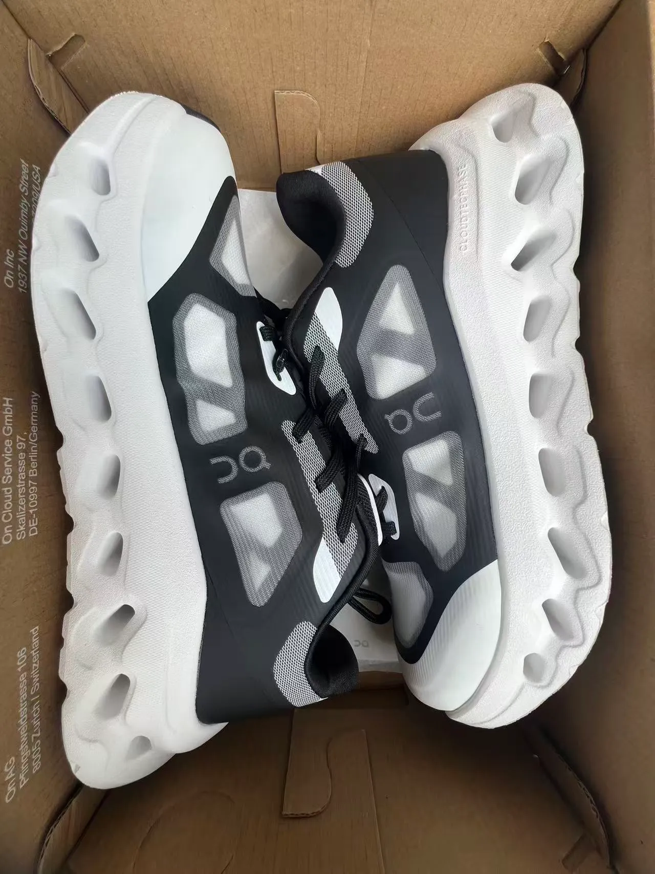 On Cloudmonster Zapatillas negras y blancas de malla chunky 9