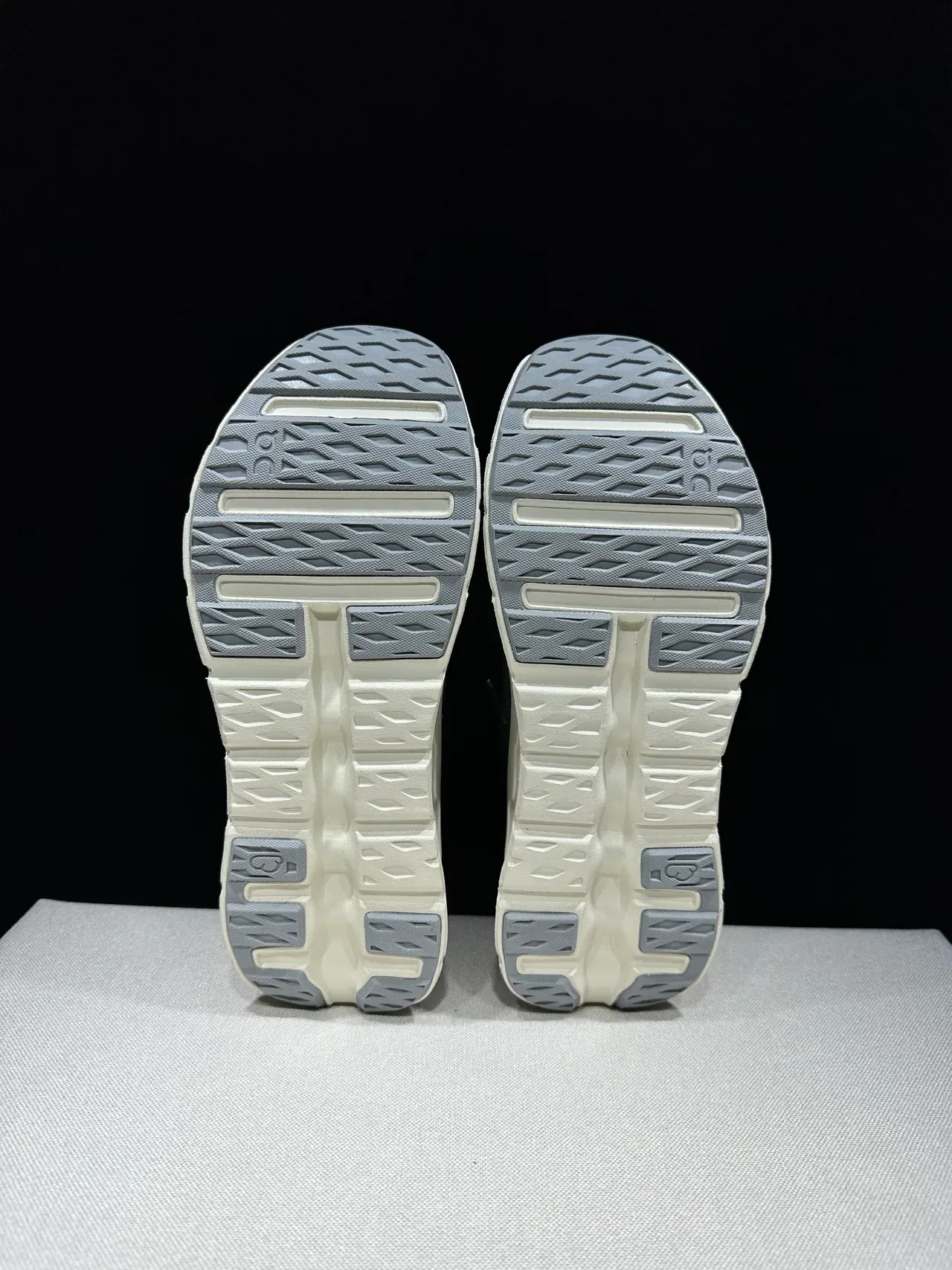 On Cloudmonster Charcoal Gray and Cream chaussures lifestyle 2