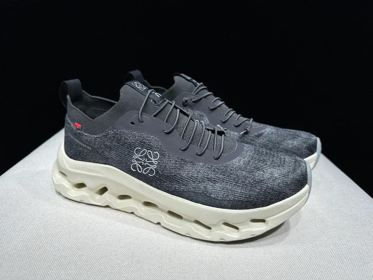On Cloudmonster Charcoal Gray and Cream chaussures lifestyle 4
