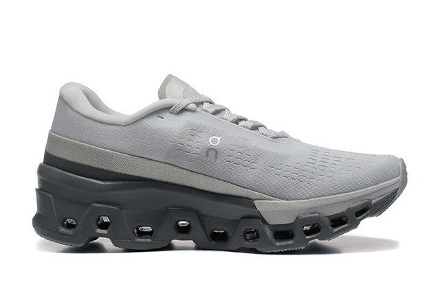 On Cloudmonster Light Gray أحذية الجري 4