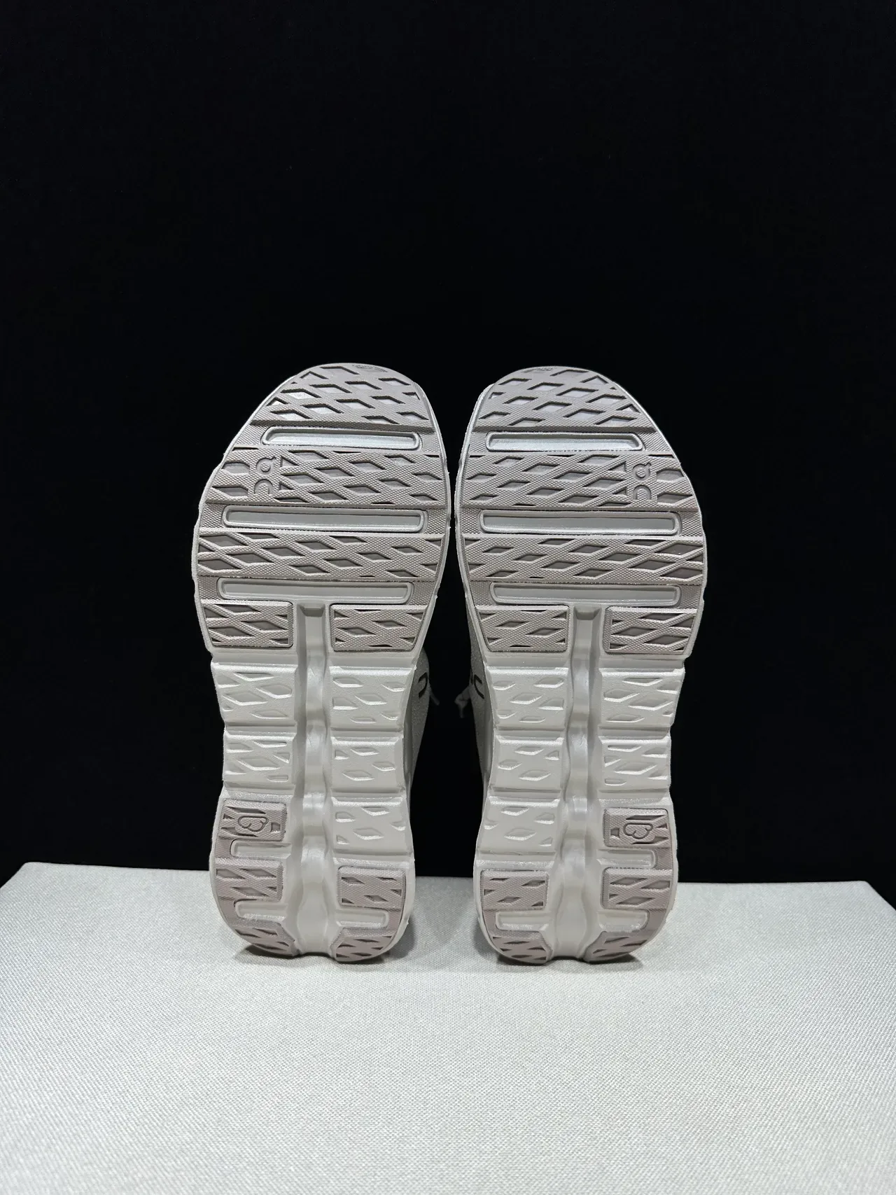 On Gris Beige Upper Tricot Sculpté Semelle Médiane Sculptée Chaussures Lifestyle 2