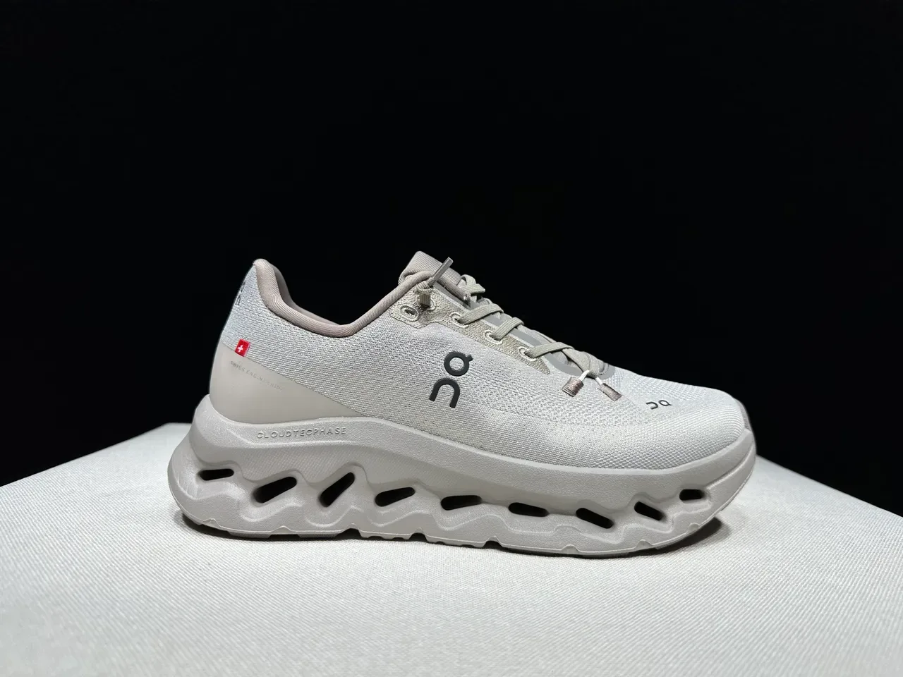 On Gris Beige Upper Tricot Sculpté Semelle Médiane Sculptée Chaussures Lifestyle 3