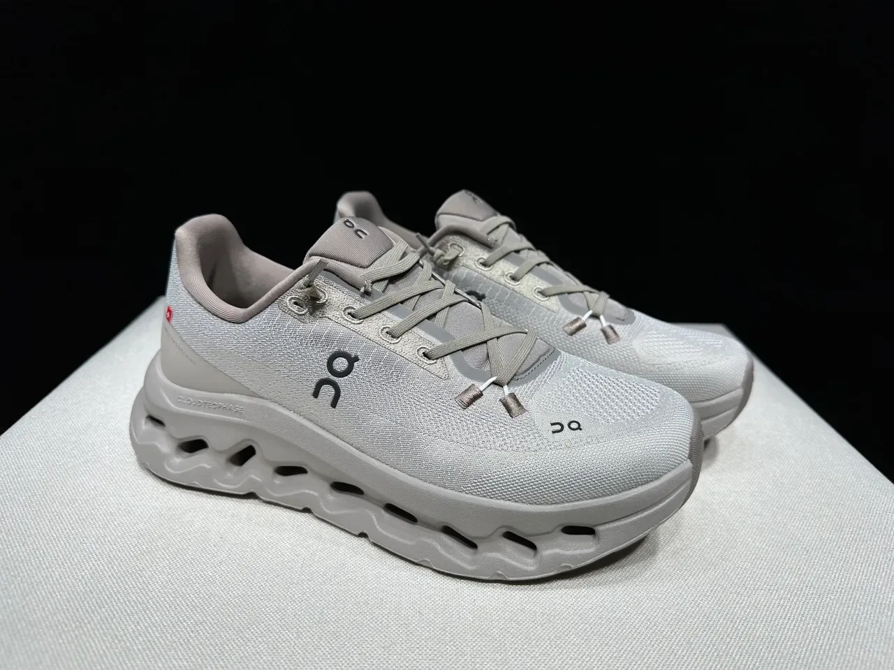 On Gris Beige Upper Tricot Sculpté Semelle Médiane Sculptée Chaussures Lifestyle 4