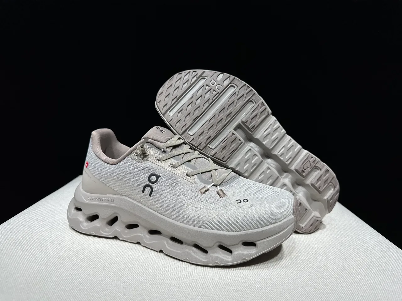 On Gris Beige Upper Tricot Sculpté Semelle Médiane Sculptée Chaussures Lifestyle 5