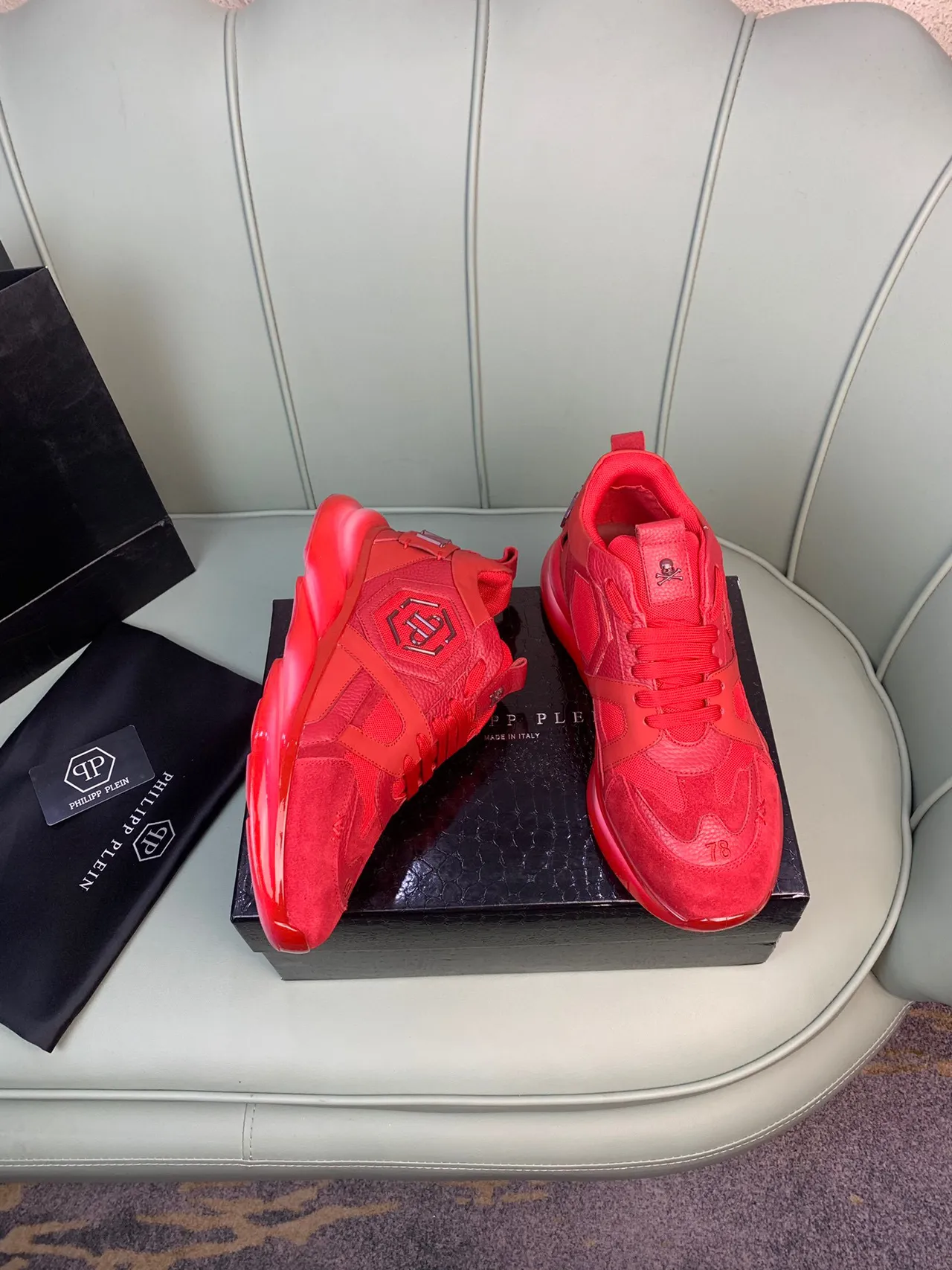 Philipp Plein Sneakers Chunky à semelle transparente sculptée rouge monocromatique 8