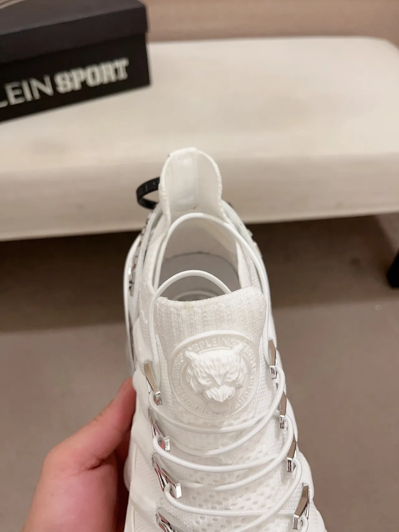 Philipp Plein Tiger Attack حذاء رياضي أبيض شفاف مع تنسيل علوي شفاف ومنتصف نعل موجي مصقول حذاء سميك 4