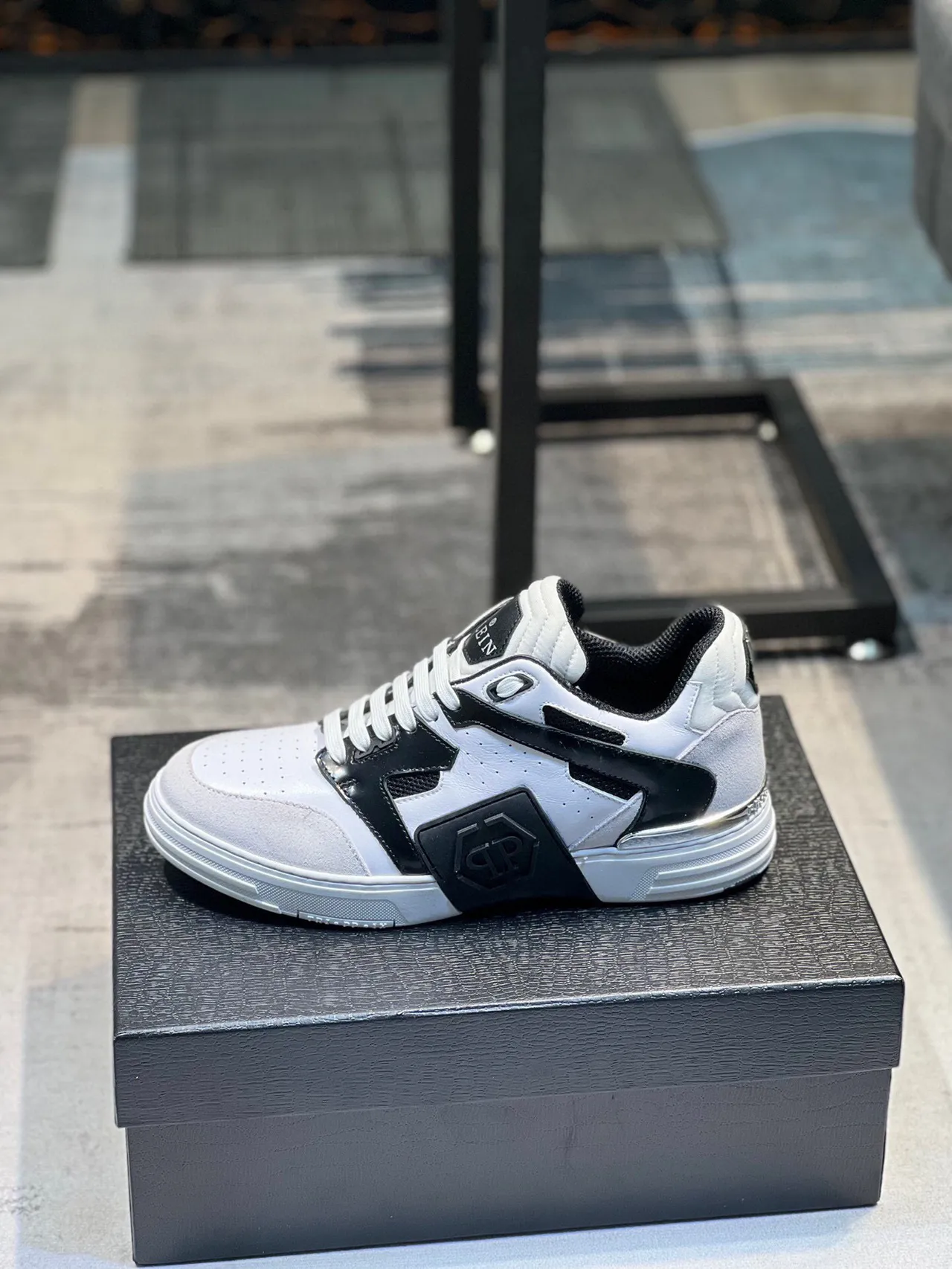 Philipp Plein Tênis Lifestyle Branco e Preto Low-Top com Toebox Perforado 2