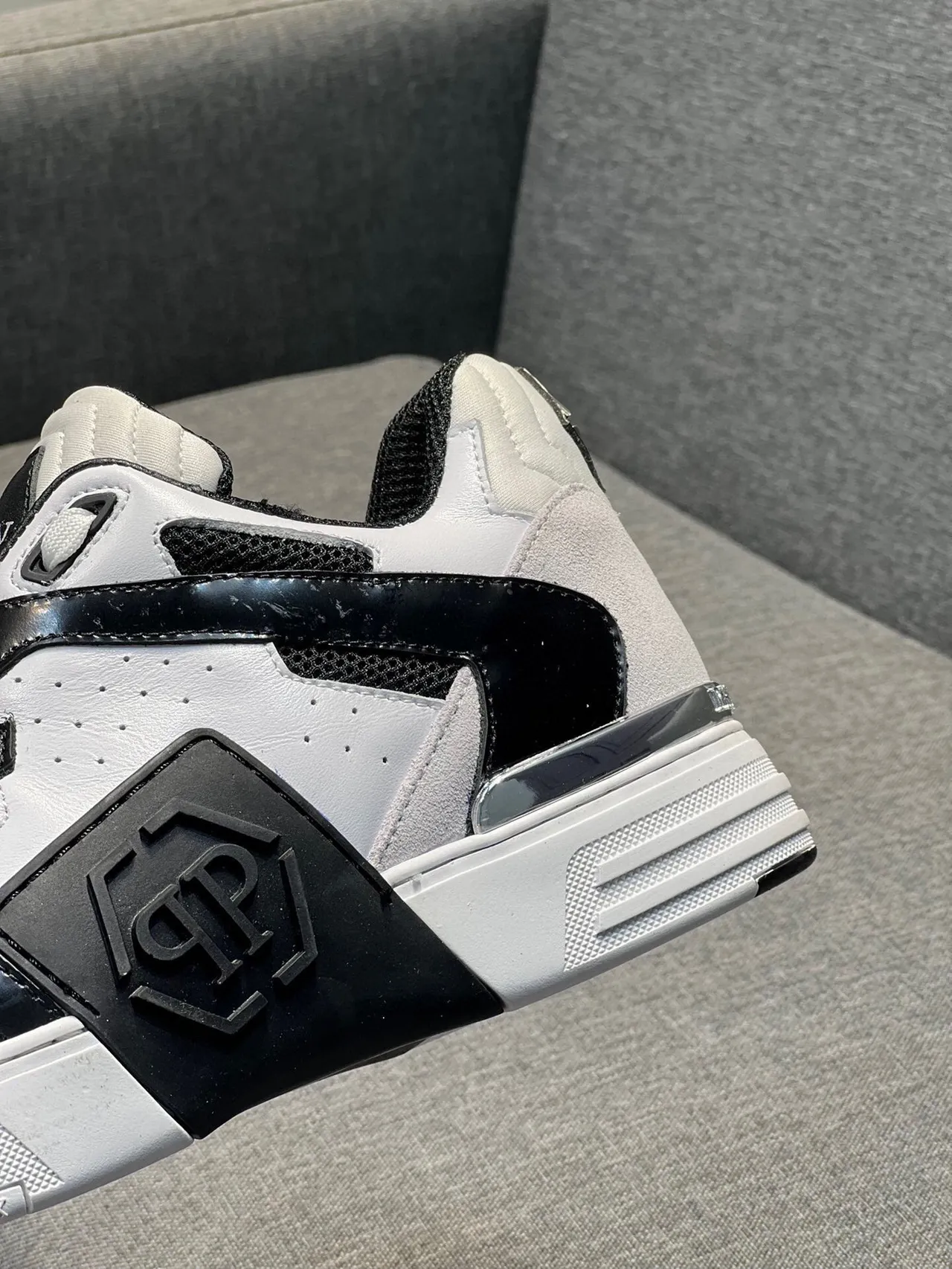 Philipp Plein Tênis Lifestyle Branco e Preto Low-Top com Toebox Perforado 4
