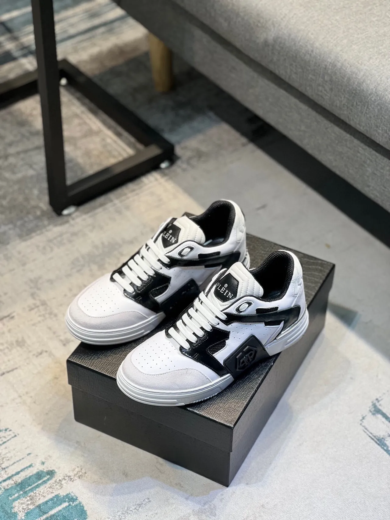 Philipp Plein Tênis Lifestyle Branco e Preto Low-Top com Toebox Perforado 5